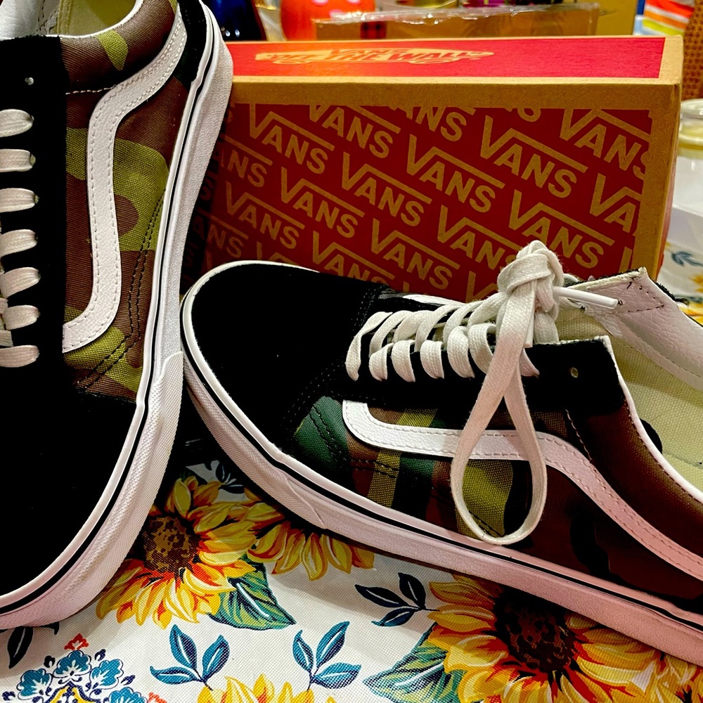 Very comfortable men’s sneakers in camouflage and black and white!! Wore once
